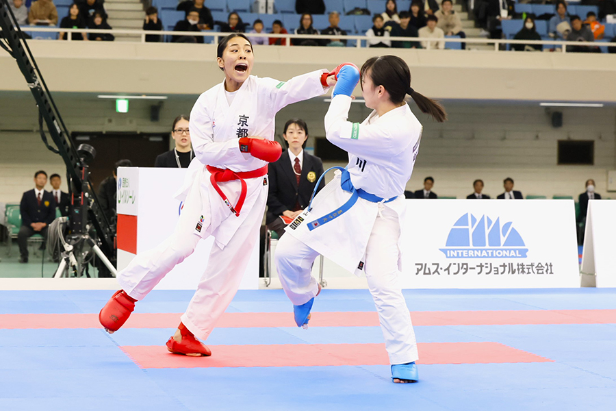 写真：女子個人組手決勝戦・上段突きをだす小堂利奈選手